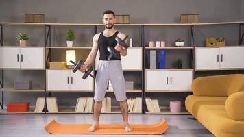 corpo costruzione. fitness uomo ascensori manubri. video