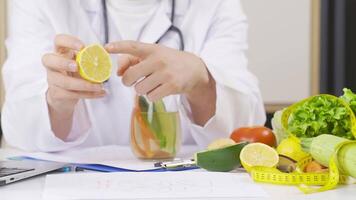 Vitamin C, Ernährungsberater erklärt. video