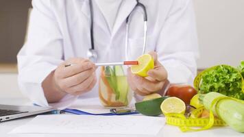 dietético explicando vitamina C y limón video