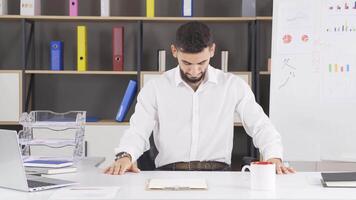 des exercices dans le bureau. élongation des exercices. video