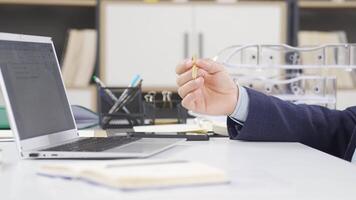 Thoughtful businessman twirling the pen. video