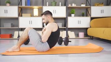 uomo fare fitness gli sport. video