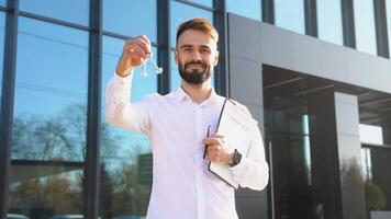 jovem turco homem com chaves e documentos somente comprou Novo apartamento video