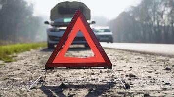 Auto mit Problemen und ein rotes Dreieck, um andere Verkehrsteilnehmer zu warnen video