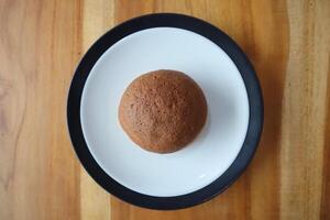 un plato de dulce chocolate un pan en mesa antecedentes foto