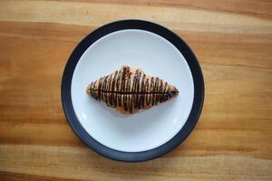 un plato de chocomalta croissants en un mesa antecedentes foto