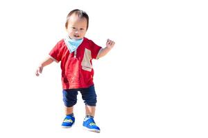 retrato de un asiático niño chico sonriente y bailando saltando felizmente, en verano o primavera tiempo, en aislado blanco fondo, contento 1 año antiguo niño pequeño. foto