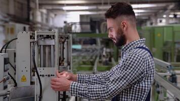 intelligent usine ouvrier en utilisant machine dans usine atelier. industrie et ingénierie concept video