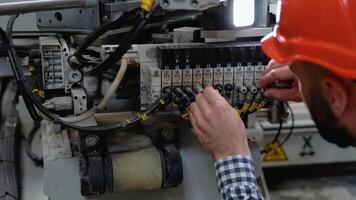 elétrico engenheiro reparar equipamento às a fábrica video