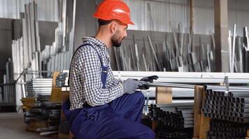 fabbrica lavoratore controlli il qualità di il metallo profilo video