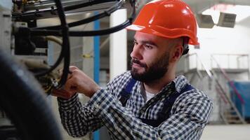 elektrisch Ingenieur Reparatur Ausrüstung beim das Fabrik video