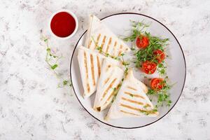 sabroso desayuno con lavash mexicano cocina. tendencias comida con Agave pan, queso, Tomates y Espinacas. parte superior ver foto