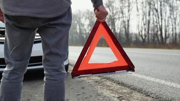 un hombre con un rojo triángulo precaución firmar en un brumoso la carretera video