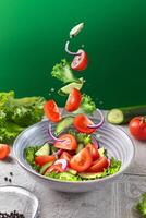 sano aptitud Fresco sencillo ensalada levitación. foto de sano comida vegetal verde ensalada pepinos Tomates cebollas en el aire vertical bandera