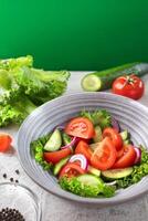 sano aptitud Fresco sencillo ensalada. sano comida vegetal verde ensalada pepinos Tomates cebollas vertical bandera foto