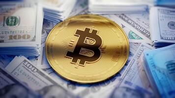 Bitcoin und Stapel von Dollar Rechnungen video