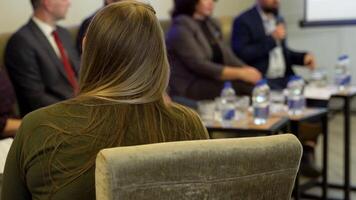 alto falante dando uma conversa dentro conferência corredor às o negócio evento. o negócio e empreendedorismo conceito. foco em irreconhecível pessoas dentro público. público às a conferência corredor video