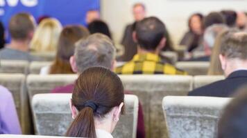 public écoute à le Maître de conférences à le conférence salle video