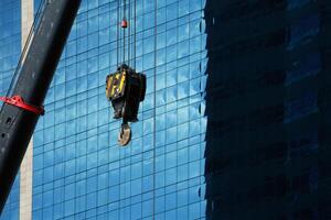 construcción grua con un antecedentes de alto edificios foto