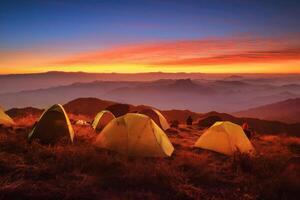 tienda a el parte superior de el montaña y reloj el amanecer. foto