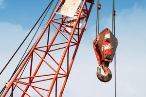 construcción grua con un azul cielo antecedentes foto