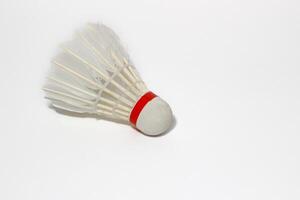 blanco pluma volantes bádminton aislado en blanco. foto