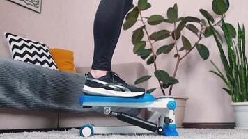 Accueil aptitude, femme Faire des exercices sur une pas à pas à Accueil métrage côté vue video