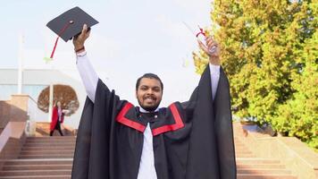 indio estudiante graduarse alto escuela, celebrando académico logro video