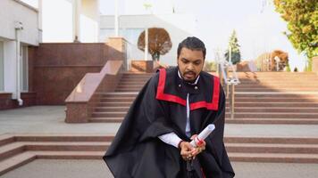 Indien étudiant jeter casquette dans le air à l'obtention du diplôme video