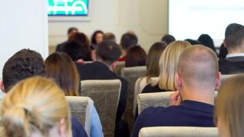 spreker geven een praten in conferentie hal Bij bedrijf evenement. bedrijf en ondernemerschap concept. focus Aan onherkenbaar mensen in publiek. publiek Bij de conferentie hal video