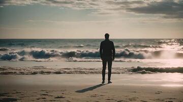 solitudine di il mare un' uomo viaggio su il riva del mare video