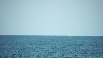 jacht Aan kalmte zee. luxe reis reis. kant visie van wit boot Aan diep blauw water. antenne visie van rijk jacht het zeilen zee. zomer reis Aan luxe schip. video