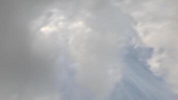 timelapse pluizig cumulus wolken in beweging in helder zonsondergang lucht. abstract antenne natuur zomer oceaan zonsondergang, zee en lucht visie. vakantie, reis, vakantie concept. weer en klimaat verandering video