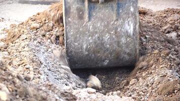excavatrice creuse une tranchée à allonger tuyaux. proche en haut de un excavatrice creusement une Profond tranchée. un excavatrice creuse une tranchée dans le campagne à allonger une l'eau tuyau. video