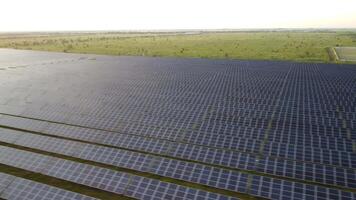 Antenne oben Aussicht von ein Solar- Paneele Leistung Pflanze. Photovoltaik Solar- Paneele beim Sonnenaufgang und Sonnenuntergang im Landschaft von über. modern Technologie, Klima Pflege, Erde sparen, verlängerbar Energie Konzept. video