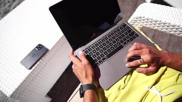 homem computador portátil mar. trabalhando remotamente em Beira Mar. feliz bem sucedido homem, masculino trabalhador autonomo trabalhando em computador portátil em praia, alivia estresse a partir de trabalhos para restaurar vida equilíbrio. freelance, controlo remoto trabalhos em período de férias video