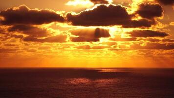 antenne visie. dramatisch zonsondergang met zee en somber wolken. abstract antenne natuur zomer oceaan zonsondergang zee en lucht achtergrond. horizon. vakantie, reizen en vakantie concept. weer en klimaat verandering video