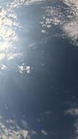 Zeitraffer flauschige Kumulus Wolken ziehen um im hell Sonnenuntergang Himmel. abstrakt Antenne Natur Sommer- Ozean Sonnenuntergang, Meer und Himmel Sicht. Urlaub, reisen, Urlaub Konzept. Wetter und Klima ändern. Vertikale video
