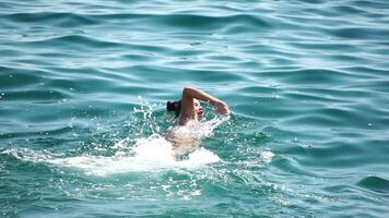 kvinna simma i hav på strand på solnedgång under sommar semester högtider slow motion, närbild, tillbaka se. vikt förlust och kropp bild begrepp. Lycklig kvinna med perfekt passa kropp åtnjuter hav strand video