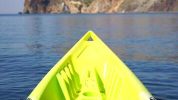 Meer Wasser Oberfläche. niedrig Winkel Aussicht von Kajak, Kamera fliegt Über das klar Grün Meer Wasser. niemand. Urlaub Erholung Konzept. abstrakt nautisch Sommer- Ozean Natur. schleppend Bewegung. schließen hoch. video