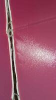 aereo Visualizza di rosa sale lago. sale produzione strutture nel soluzione salina evaporazione stagni. rosso e rosa acqua dovuto per dunaliella salina nel un' minerale lago. verticale video