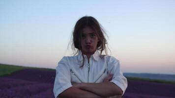 mujer en lavanda campo - contento dama en sombrero disfruta soleado día, errante en lavanda campo, apreciando naturaleza. niña caminar en medio de lavanda flores, vasto campo durante atardecer, capturar naturaleza belleza. video