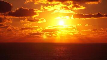 golden Stunde Meer Sonne Rahmen Über Wasser, friedlich Landschaft, Horizont Sicht. Antenne Sicht. dramatisch Sonnenuntergang mit Meer und düster Wolken. Urlaub, Reise und Urlaub Konzept. Wetter und Klima Veränderung video