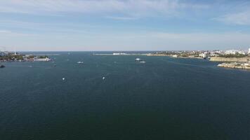 mar baías do Sevastopol dentro Crimeia durante horário de verão dentro ensolarado clima. a aéreo zangão panorâmico Visão a matriz do navios e barcos, beira-mar turismo e viagem destinos. video