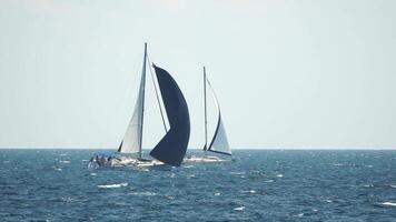 jacht Aan zee. luxe reis reis. kant visie van wit boot Aan diep blauw water. antenne visie van rijk jacht het zeilen zee. zomer reis Aan luxe schip. video