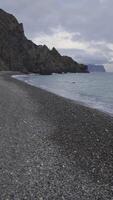 Vertikale Sicht. dramatisch launisch und düster Regen Wolken Über Meer. abstrakt Antenne Natur Sommer- Ozean Sonnenuntergang Meer und Himmel. Horizont. Urlaub, Reise und Urlaub Konzept. Wetter und Klima Veränderung video