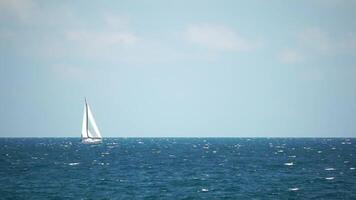 jacht Aan zee. luxe reis reis. kant visie van wit boot Aan diep blauw water. antenne visie van rijk jacht het zeilen zee. zomer reis Aan luxe schip. video