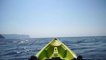 mare acqua superficie. Basso angolo Visualizza a partire dal kayak, telecamera mosche al di sopra di il chiaro verde mare acqua. nessuno. vacanza ricreazione concetto. astratto nautico estate oceano natura. lento movimento. vicino su. video