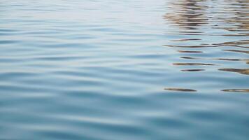 Meer Wasser Oberfläche. niedrig Winkel Aussicht von Kajak, Kamera fliegt Über klar Meer Wasser. niemand. Urlaub Erholung Konzept. abstrakt nautisch Sommer- Ozean Natur. schleppend Bewegung. schließen hoch. Vertikale video