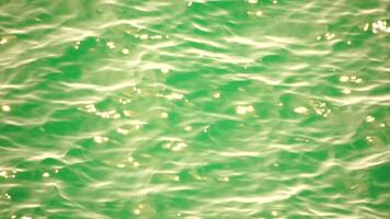 Meer Wasser Oberfläche. Antenne Aussicht auf klar azurblau Meer Wasser. Sonne Blendung. abstrakt nautisch Sommer- Ozean Natur. Urlaub, Ferien und Reise Konzept. niemand. schleppend Bewegung. Wetter und Klima Veränderung video